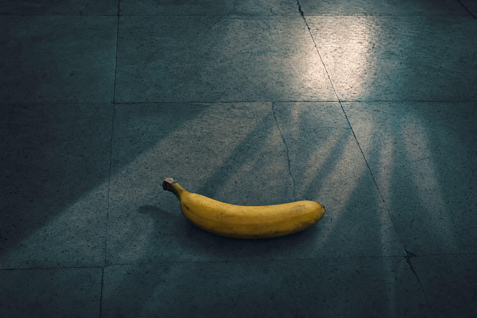 Une étoile jaune glisse en silence sur le plancher d’ombres, fragile éclat de soleil perdu dans la nuit de béton.