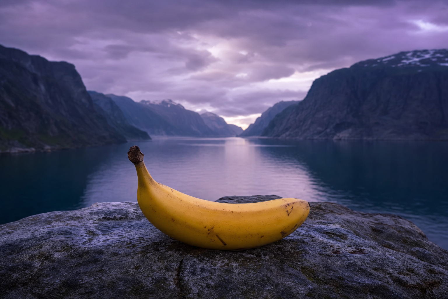 Sous un ciel violet, une banane solitaire médite, gardienne dorée d’un fjord mystique, où le silence murmure aux montagnes endormies.