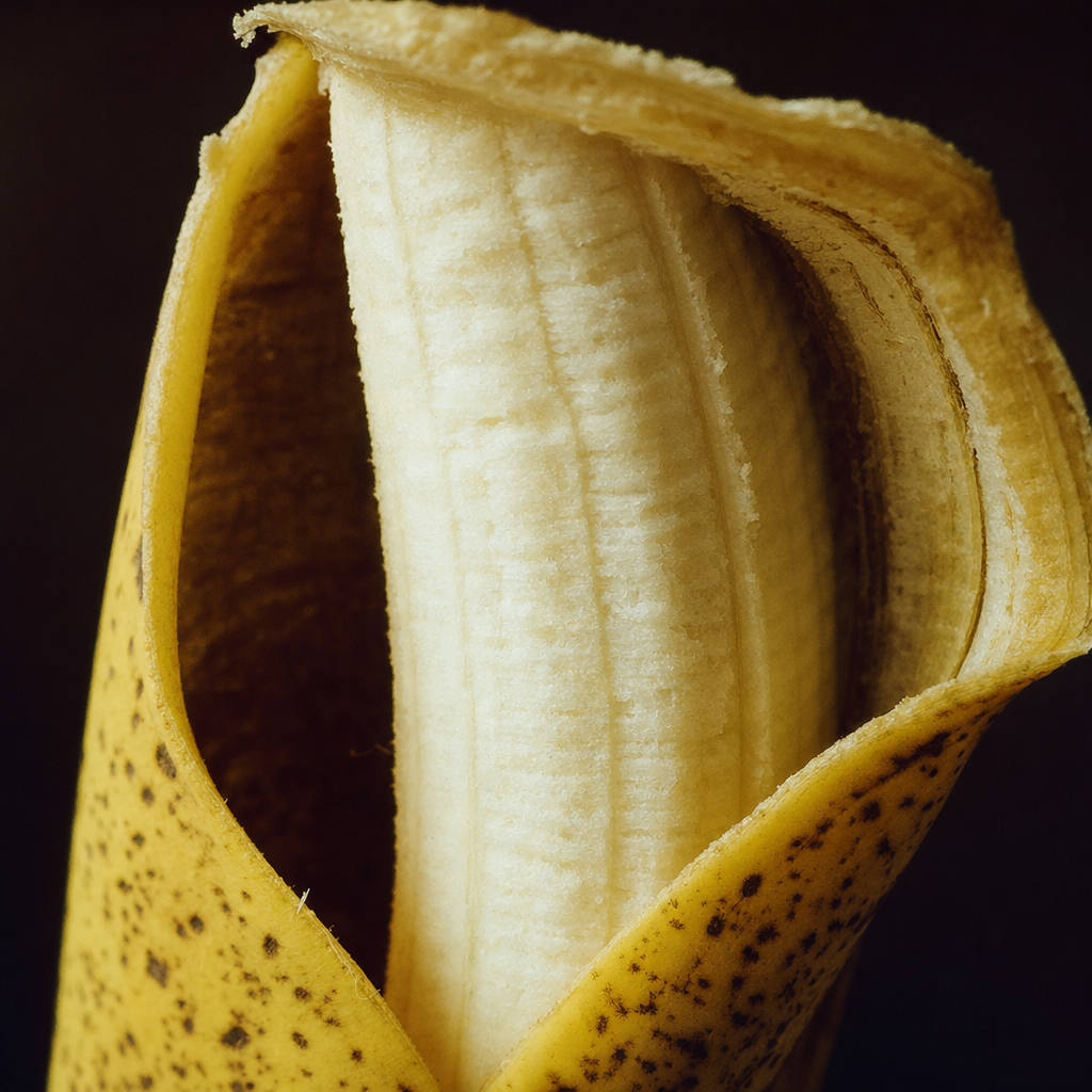 Une étoile dorée se déshabille, révélant son doux secret lumineux, prêt à fondre dans un baiser sucré.