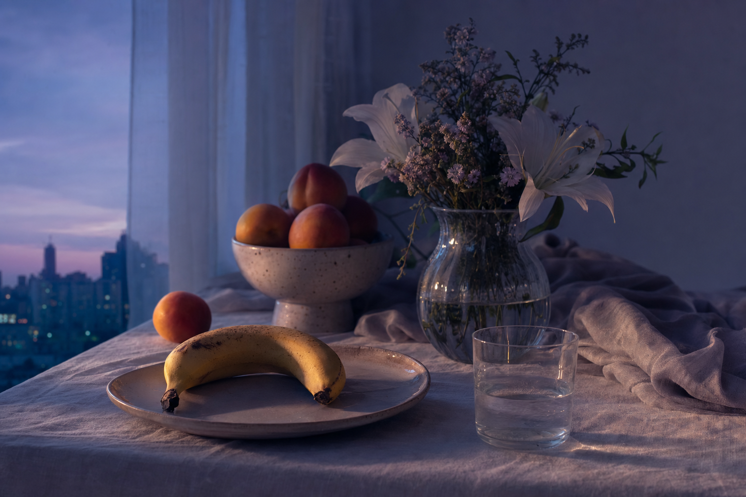 Une danse silencieuse entre fruits dorés et fleurs timides, sous le souffle bleu d’une ville endormie au crépuscule fragile.